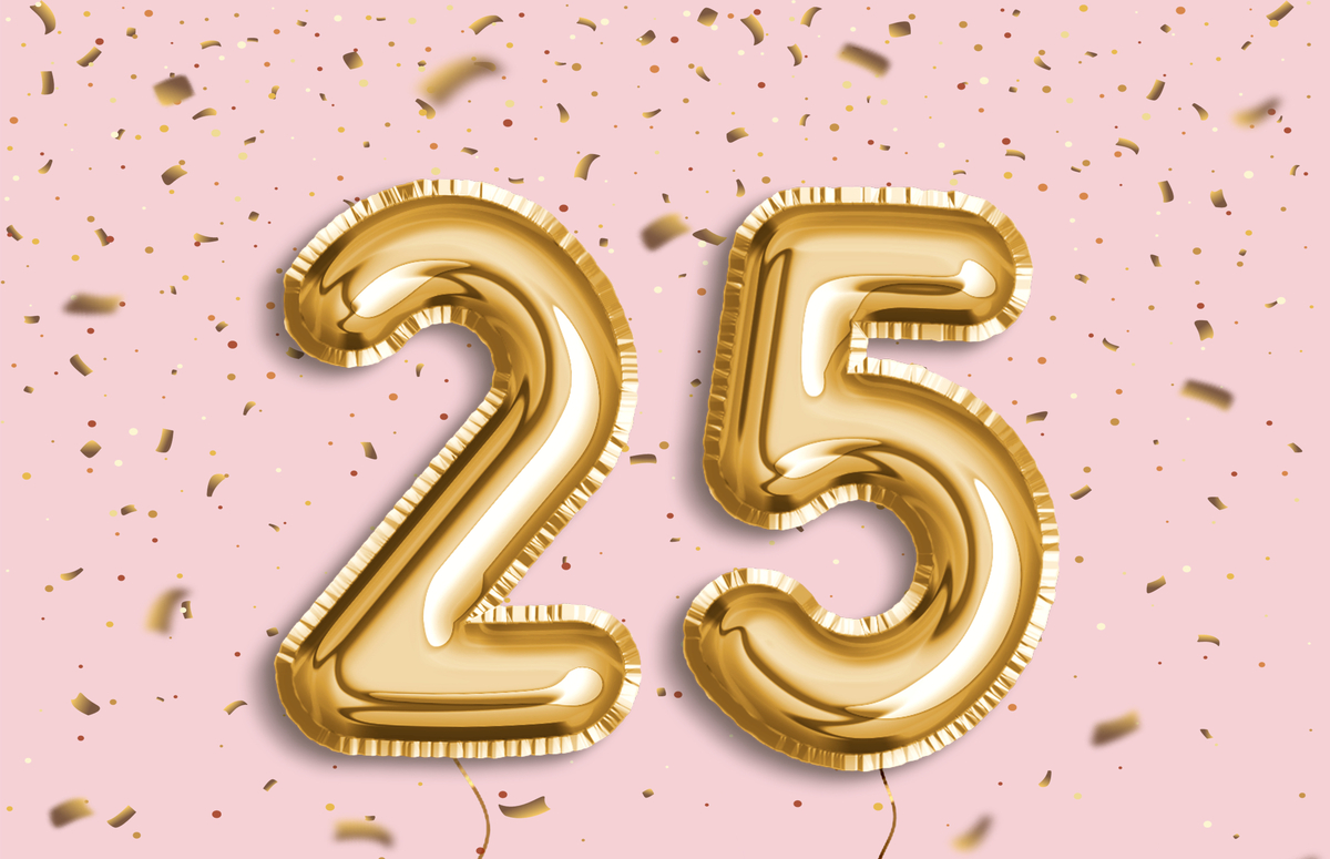 Das Bild zeigt die Zahl 25, dargestellt durch goldene Ballons vor einem rosa Hintergrund. Um die Ballons herum fliegen goldene Konfetti.
